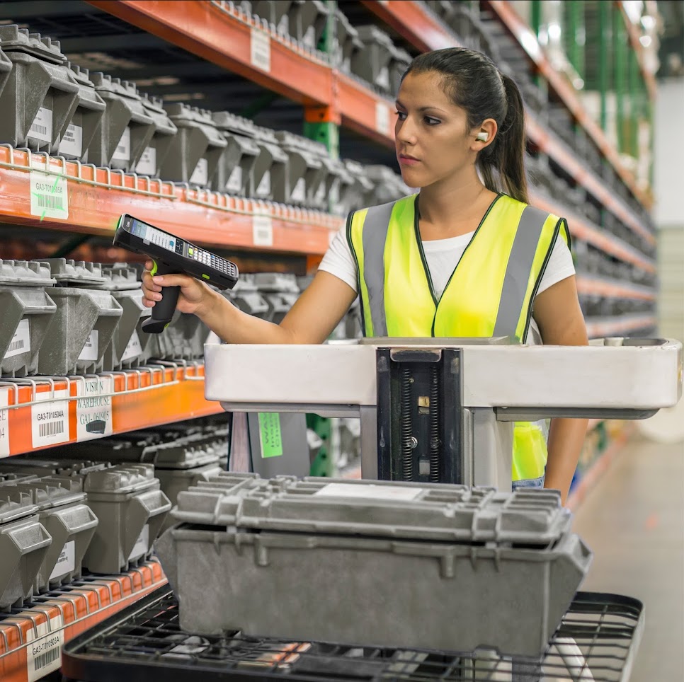 Warehouse professional using Zebra MC3400 mobile computer